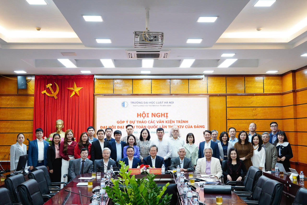 Các đại biểu chụp ảnh lưu niệm tại Hội nghị Góp ý dự thảo các văn kiện trình Đại hội đại biểu toàn quốc lần thứ XIV của Đảng.