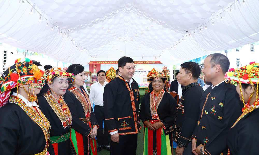 Bí thư Tỉnh ủy Nguyễn Hồng Thái trò chuyện với Nhân dân thôn Mậu.