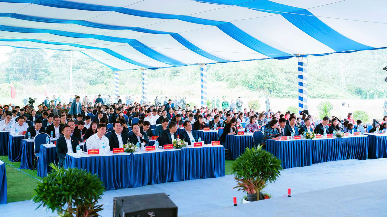 Các đại biểu tham dự buổi Lễ khởi công xây dựng 4 Trường Phổ thông Nội trú liên cấp TH&THCS tại các xã biên giới A Mú Sung, Y Tý, Mường Khương và Pha Long.