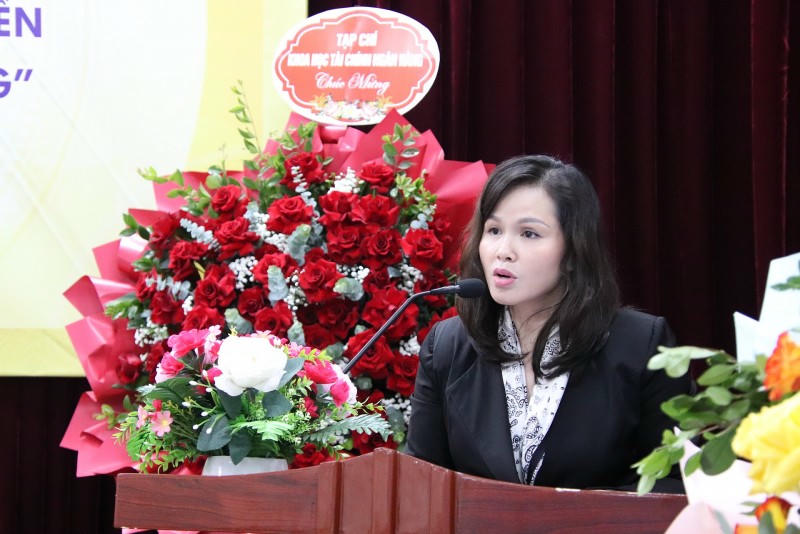 Thạc sĩ Lâm Phương Hảo – Phó Hiệu trưởng Trường Cao đẳng Kinh tế và Công nghệ trình bày tham luận 