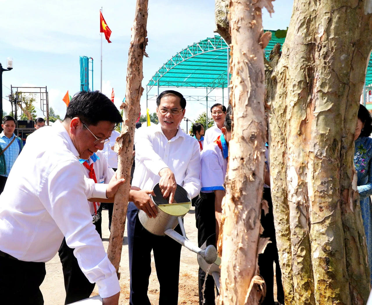 Phó Thủ tướng Bùi Thanh Sơn cùng lãnh đạo địa phương trồng cây lưu niệm tại trường.