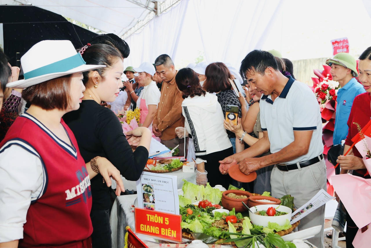 Trong khuôn khổ lễ hội diễn ra Hội thi ẩm thực "Hương vị rươi quê hương''.