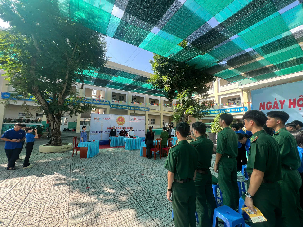 Lực lượng Hải đội Biên phòng 1, Ban Chỉ huy BĐBP, Bộ Tư lệnh Thành phố Hồ Chí Minh phát tờ rơi tuyên truyền chống khai thác IUU cho đoàn viên, học sinh, thanh thiếu nhi và người dân trên địa bàn xã Cần Giờ tại chương trình.