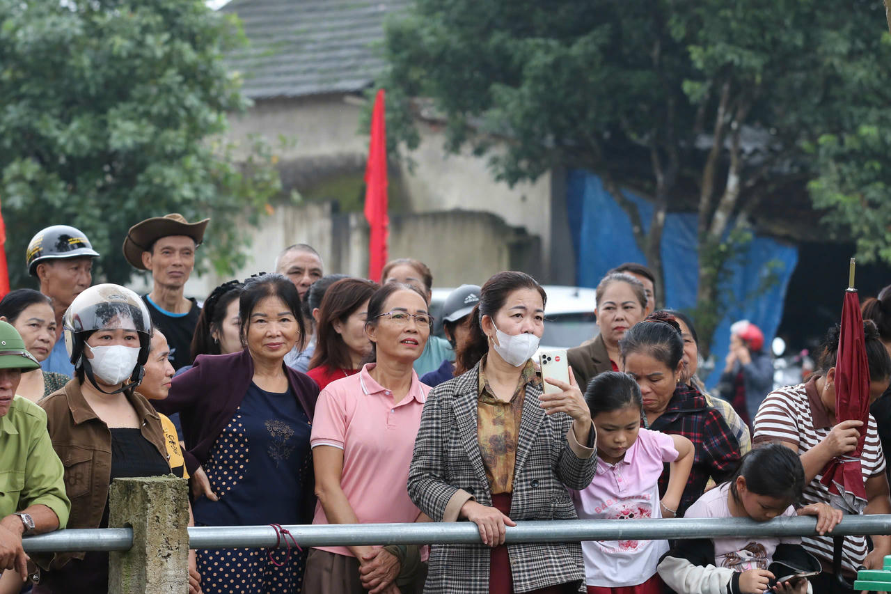 Người dân địa phương vui mừng khi được Nhà nước đầu tư xây dựng trường học vùng biên giới khang trang.