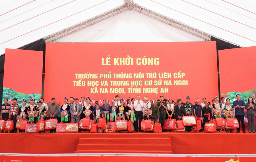 Đồng loạt khởi công trường phổ thông nội trú liên cấp tại các xã biên giới đất liền