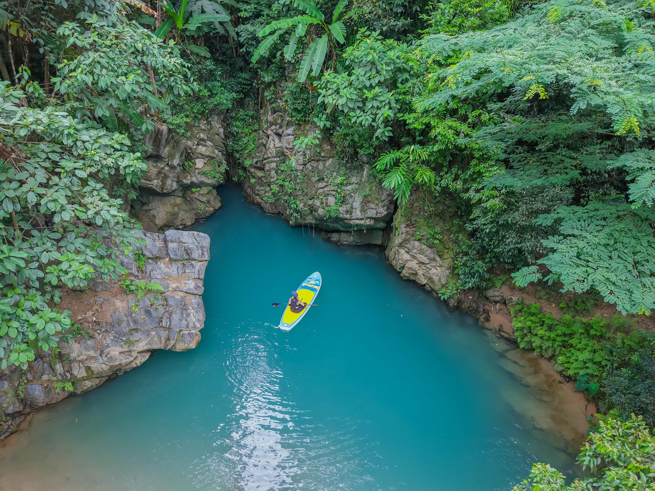 Màu nước xanh ngọc bích tuyệt đẹp đặc trưng của vùng núi đá vôi Phong Nha - Kẻ Bàng. Ảnh: Jungle Boss Tours