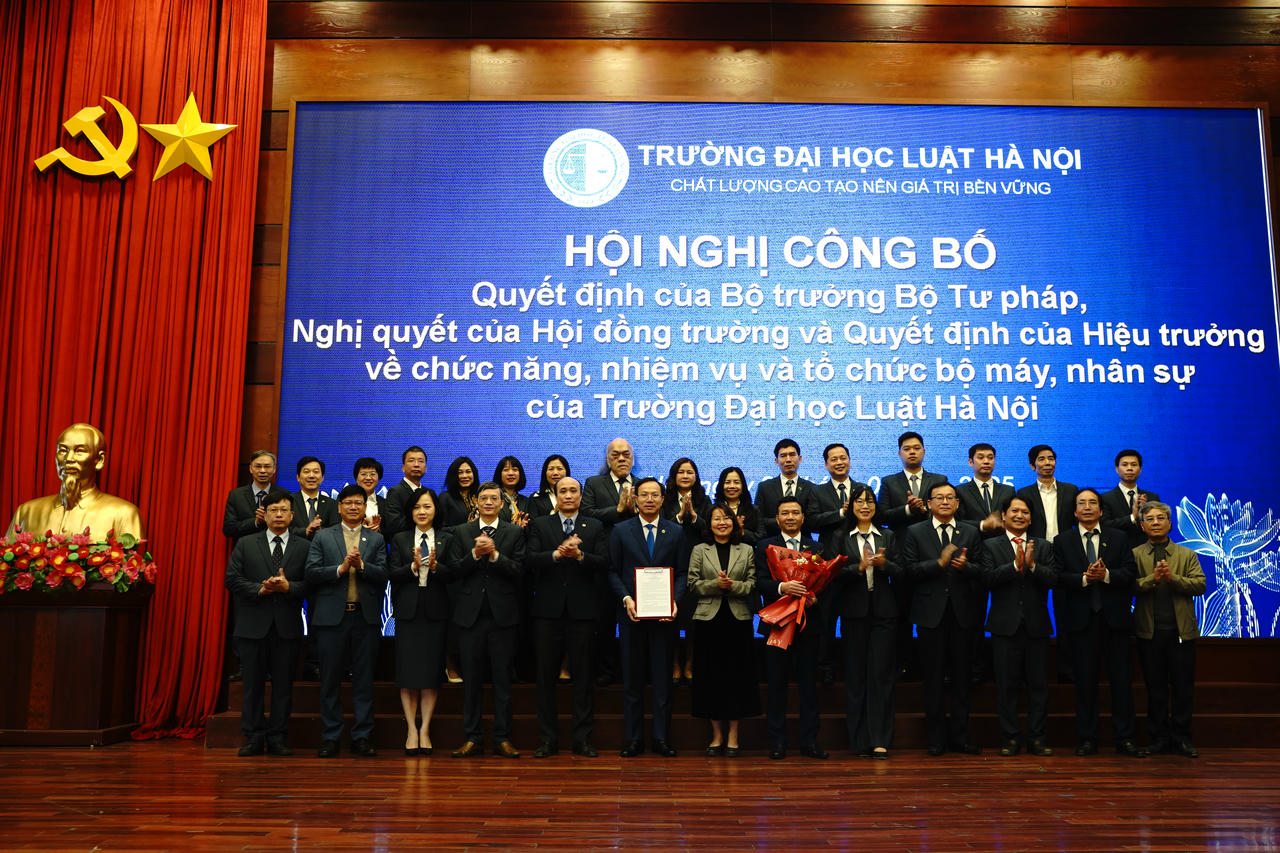 Hội nghị công bố Quyết định của Bộ trưởng Bộ Tư pháp, Nghị quyết của Hội đồng trường và Quyết định của Hiệu trưởng về chức năng, nhiệm vụ và tổ chức bộ máy, nhân sự của Trường Đại học Luật Hà Nội.