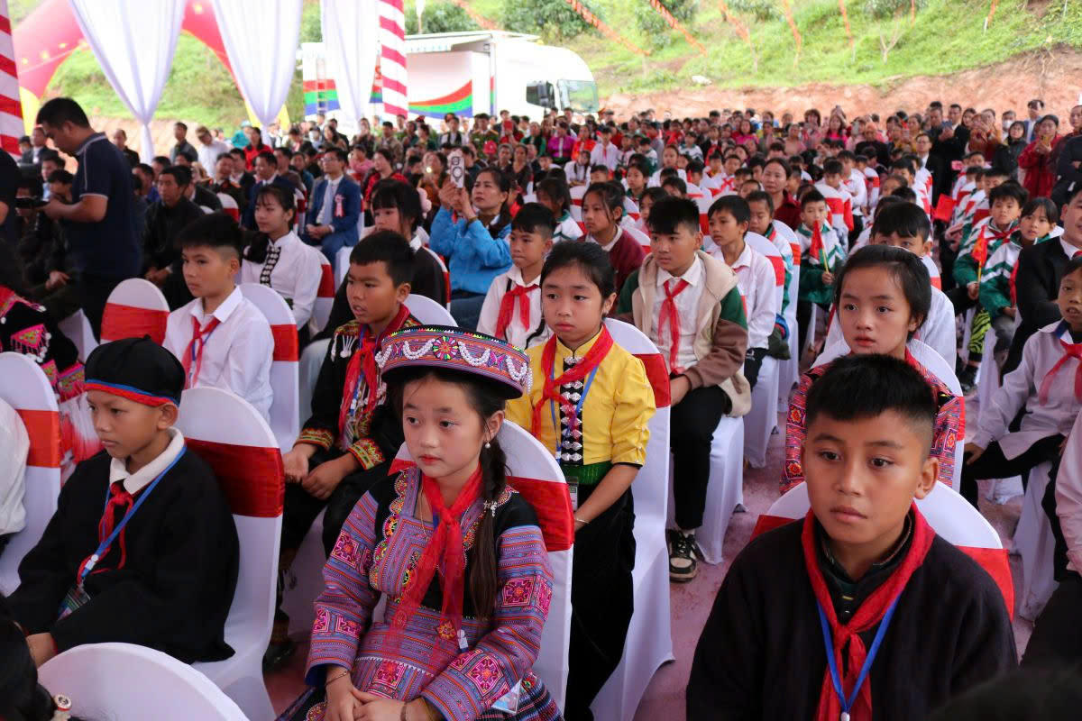 Đông đảo các em học sinh người dân tộc dự tại buổi lễ.