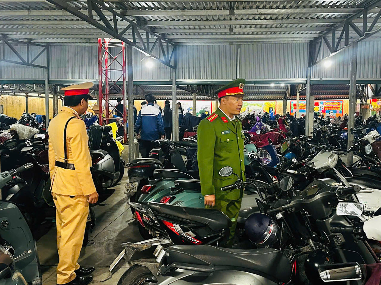 Trong thời gian tới công an xã Thái Thuỵ sẽ tiếp tục mở rộng kiểm tra tại các bãi trông giữ xe quanh trường học, trong đó có cả việc kiểm tra cốp xe nhằm phát hiện hành vi cất giữ vũ khí, công cụ hỗ trợ trái phép.