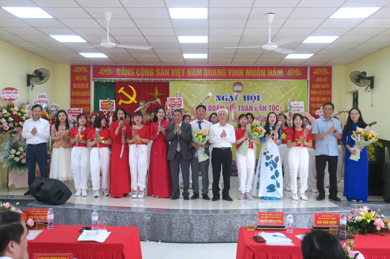 Trưởng ban Ban Nội Chính Nguyễn Đình Chuyến tặng hoa chúc mừng các cá nhân tập thể có thành tích xuất sắc.