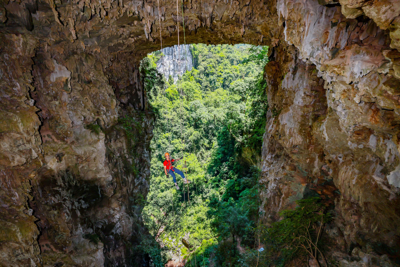 Đu dây hố sụt Kong - một thử thách thú vị khi du khách lơ lửng giữa không gian hùng vĩ. Ảnh: Jungle Boss Tours