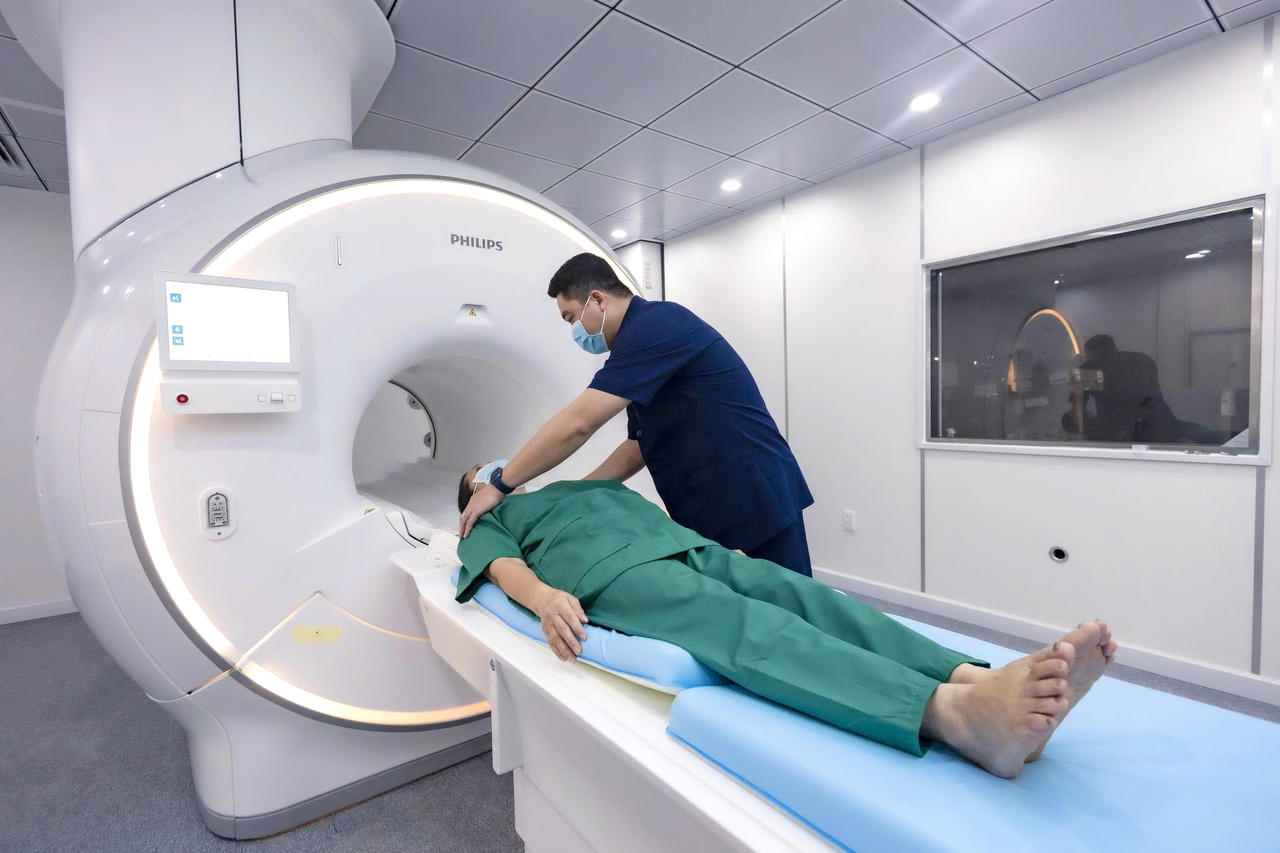 Kỹ thuật viên thực hiện điều chỉnh tư thế cho bệnh nhân trong một ca chụp cộng hưởng từ (MRI) 3.0 Tesla.