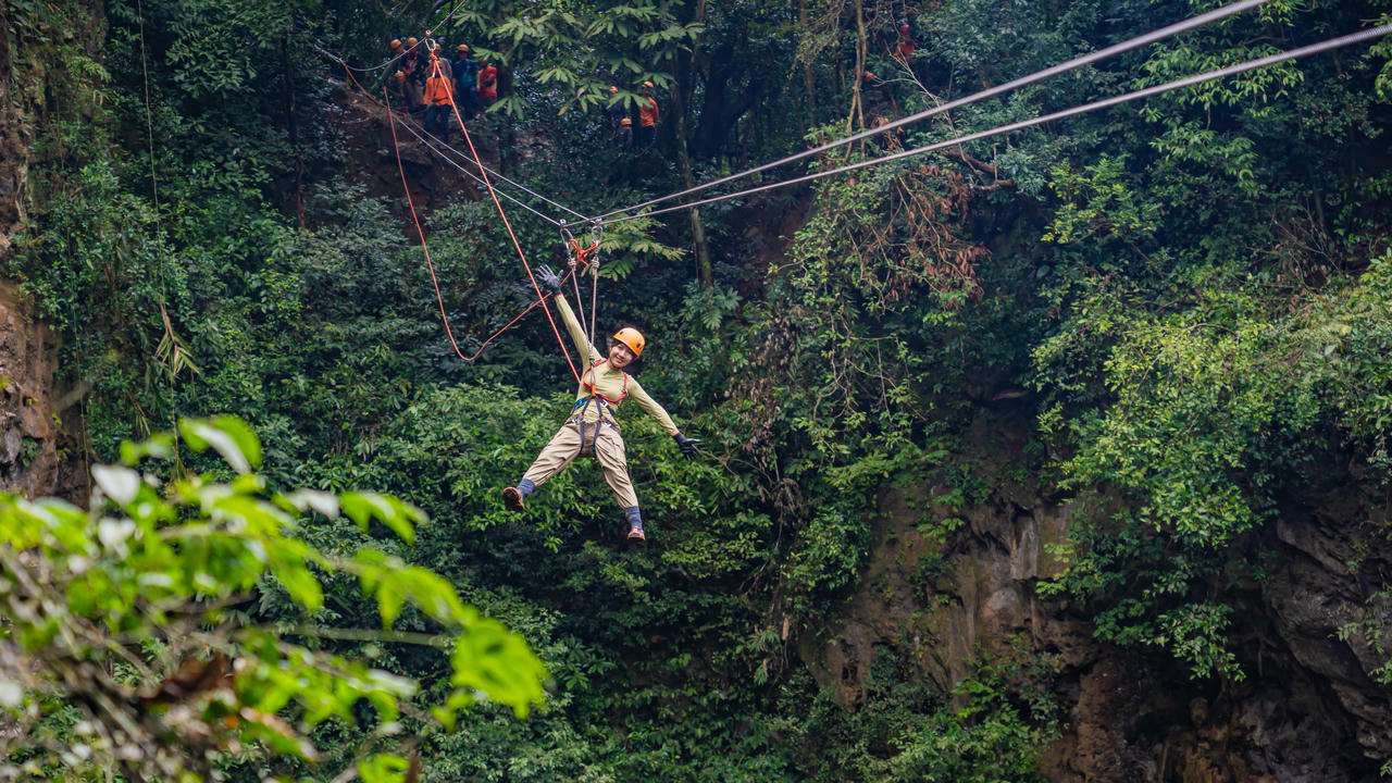 Du khách trượt zipline vượt qua hố sụt Nightmare ở Hung Thoòng. Ảnh: Jungle Boss Tours