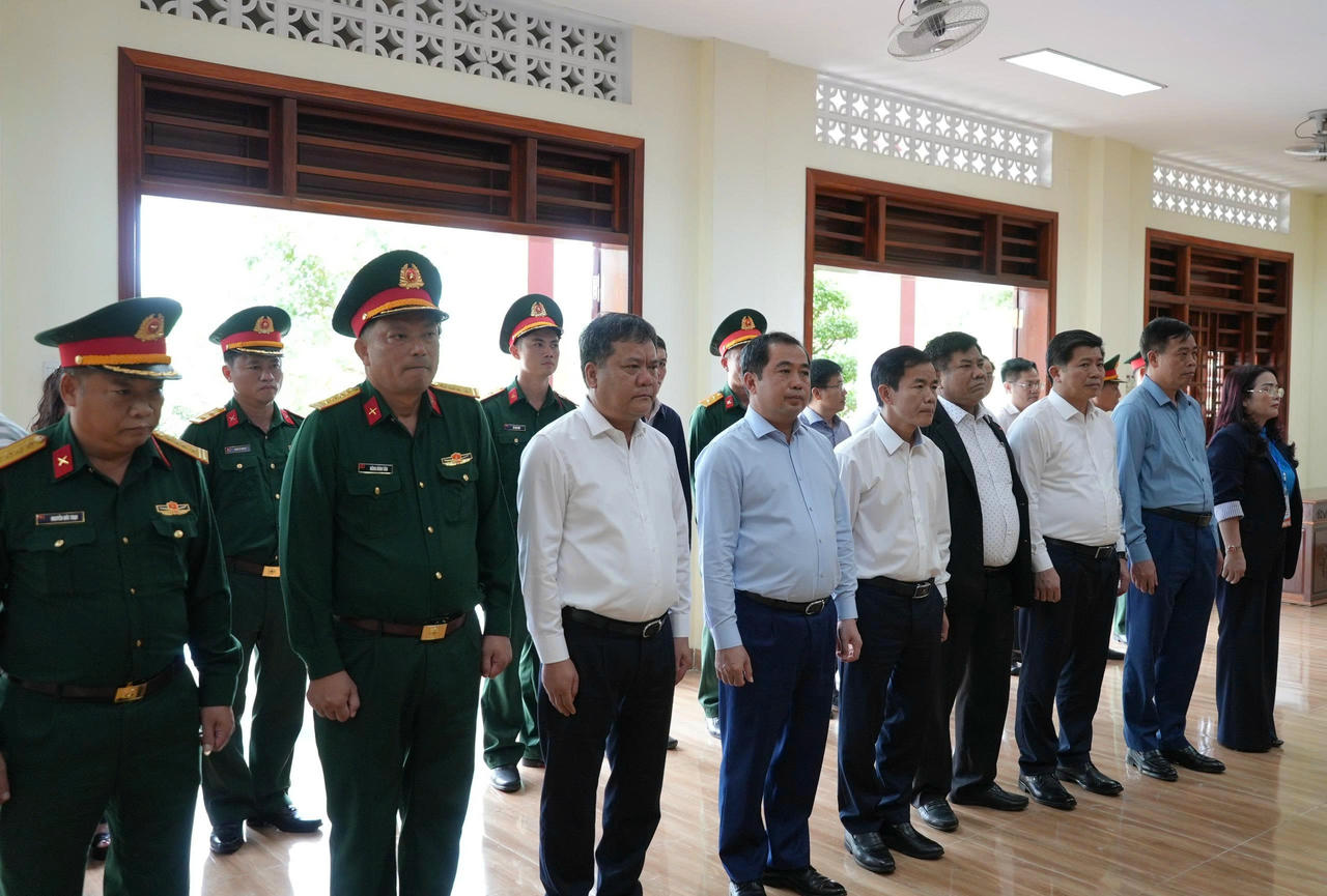 Các đại biểu dâng hương tại Nhà tưởng niệm liệt sĩ Đoàn Kinh tế - Quốc phòng 337.