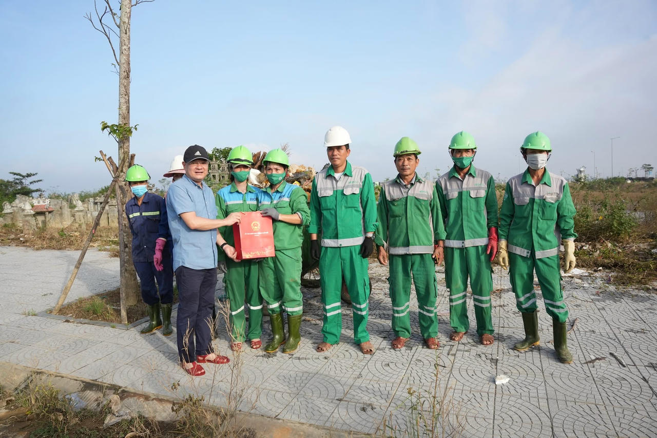 Phó Chủ tịch UBND TP Hoàng Hải Minh tặng quà động viên cho công nhân vệ sinh môi trường.