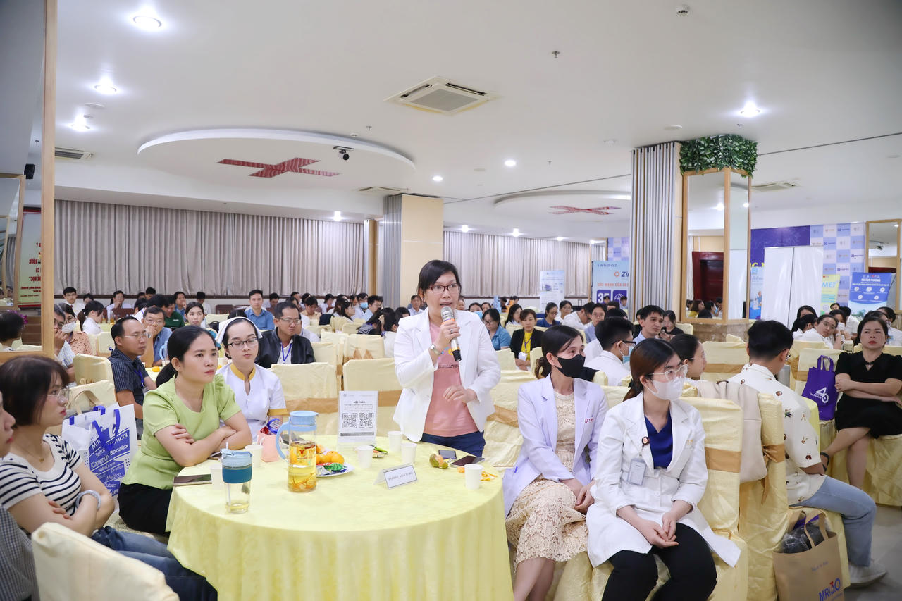 Không khí sôi nổi tại phiên thảo luận của Hội thảo khoa học.