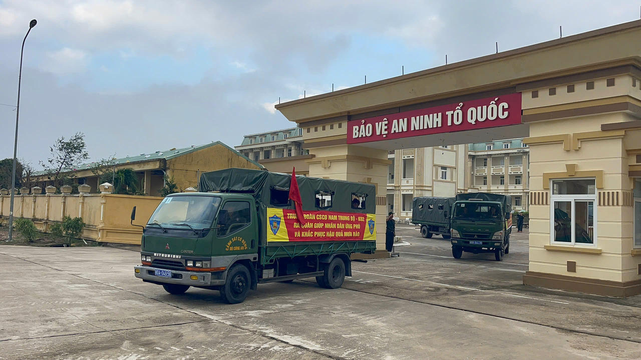 Những chuyến xe chở quân và trang thiết bị của Trung đoàn CSCĐ Nam Trung bộ (E23) sẵn sàng xuất phát chi viện cho các địa phương vùng bão.