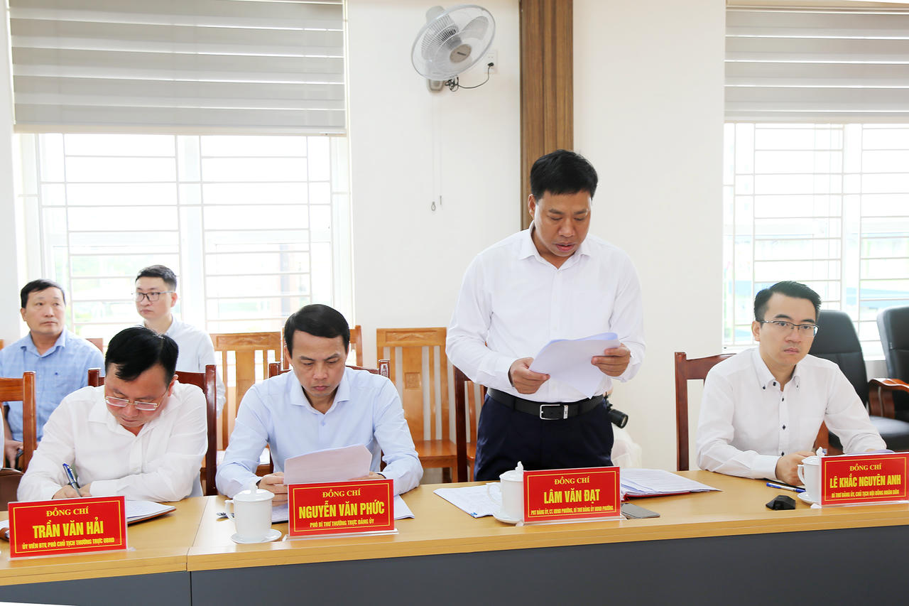 Chủ tịch phường An Phong, Lâm Văn Đạt báo cáo tại cuộc họp