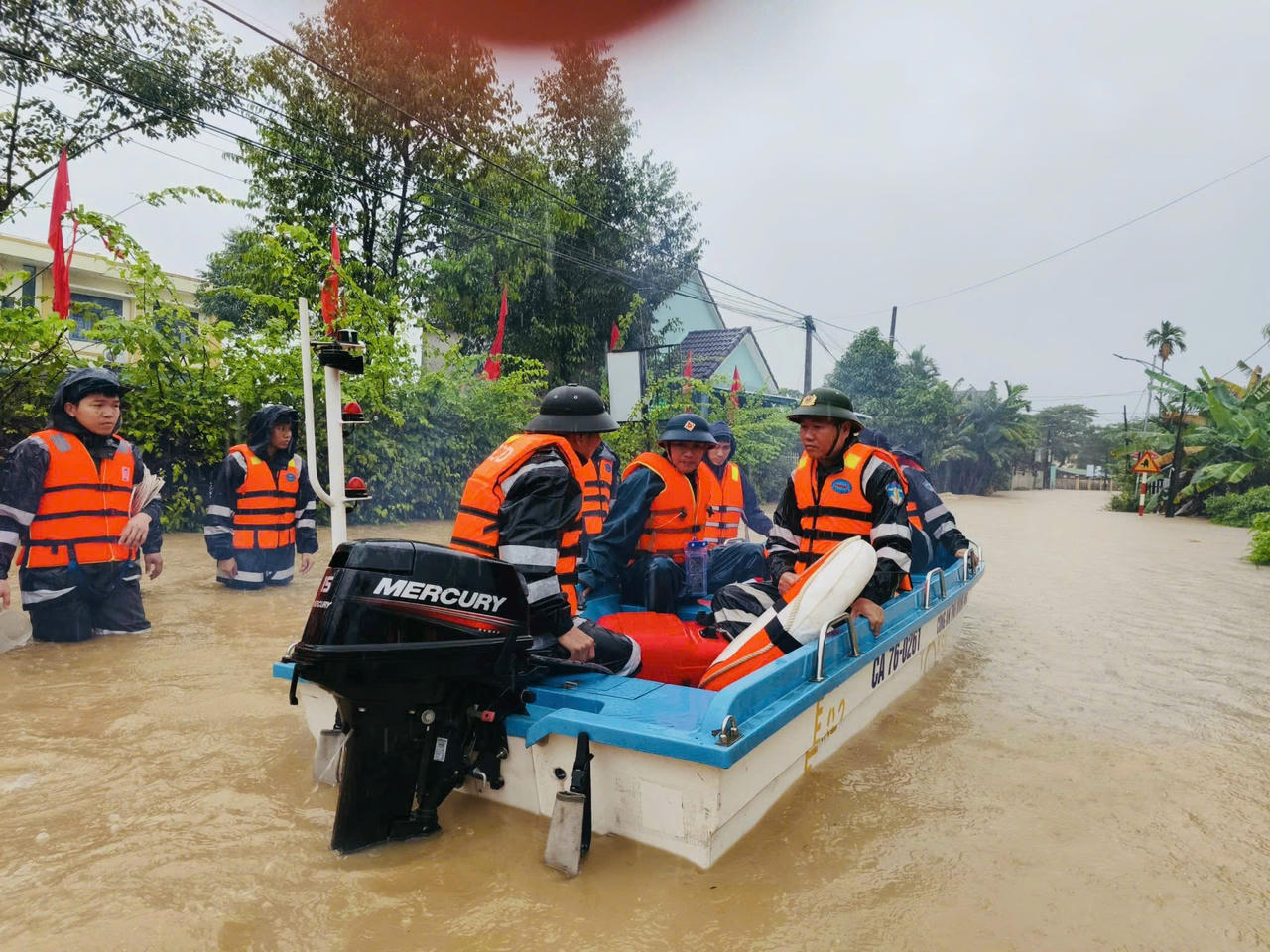 Ca nô và xuồng máy của lực lượng CSCĐ được huy động tối đa, không ngại hiểm nguy để tiếp cận các khu vực bị ngập sâu, đưa người dân và tài sản đến nơi an toàn.