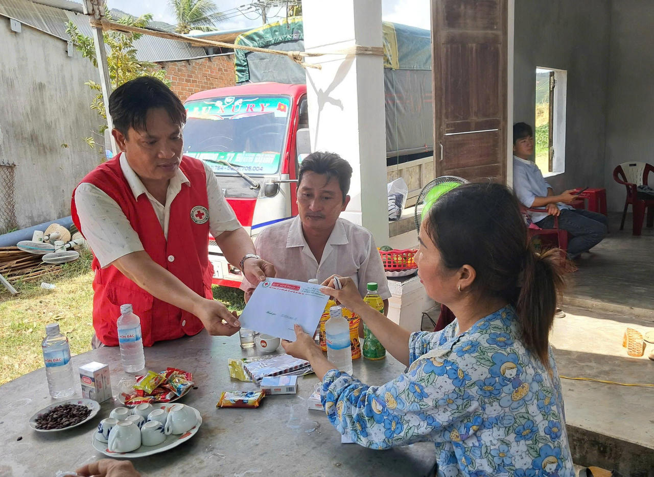 Ông Nguyễn Hữu Sửu - Phó Chủ tịch Hội Chữ thập đỏ tỉnh Đắk Lắk – thăm hỏi, động viên và trao hỗ trợ 10 triệu đồng cho gia đình ông Nguyễn Quang Thắng (sinh năm 1980, thôn 4, xã Xuân Lãnh), có người tử vong do nhà sập trong bão số 13.