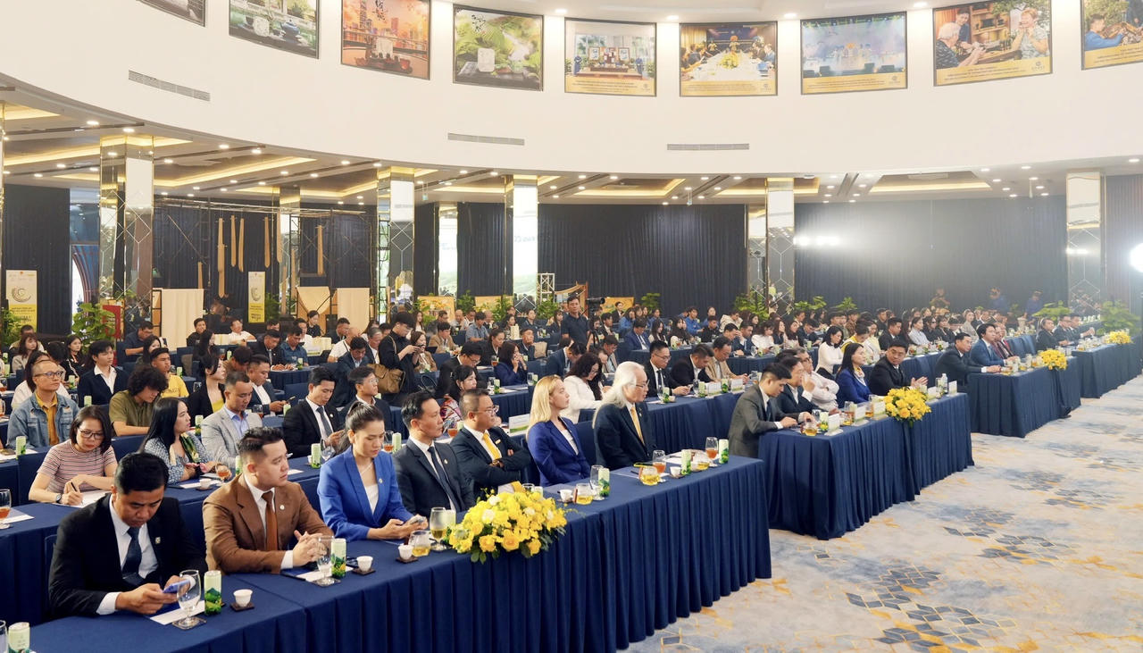 Toàn cảnh buổi họp báo.