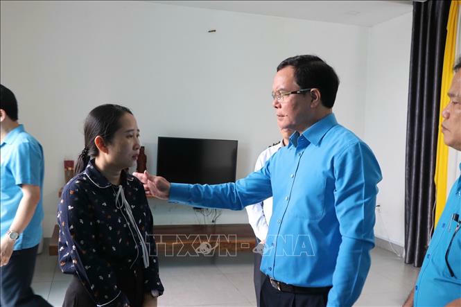 Chủ tịch Tổng Liên đoàn Lao động Việt Nam động viên gia đình một đoàn viên tử vong trong đợt mưa lũ tại phường Vỹ Dạ (TP Huế).