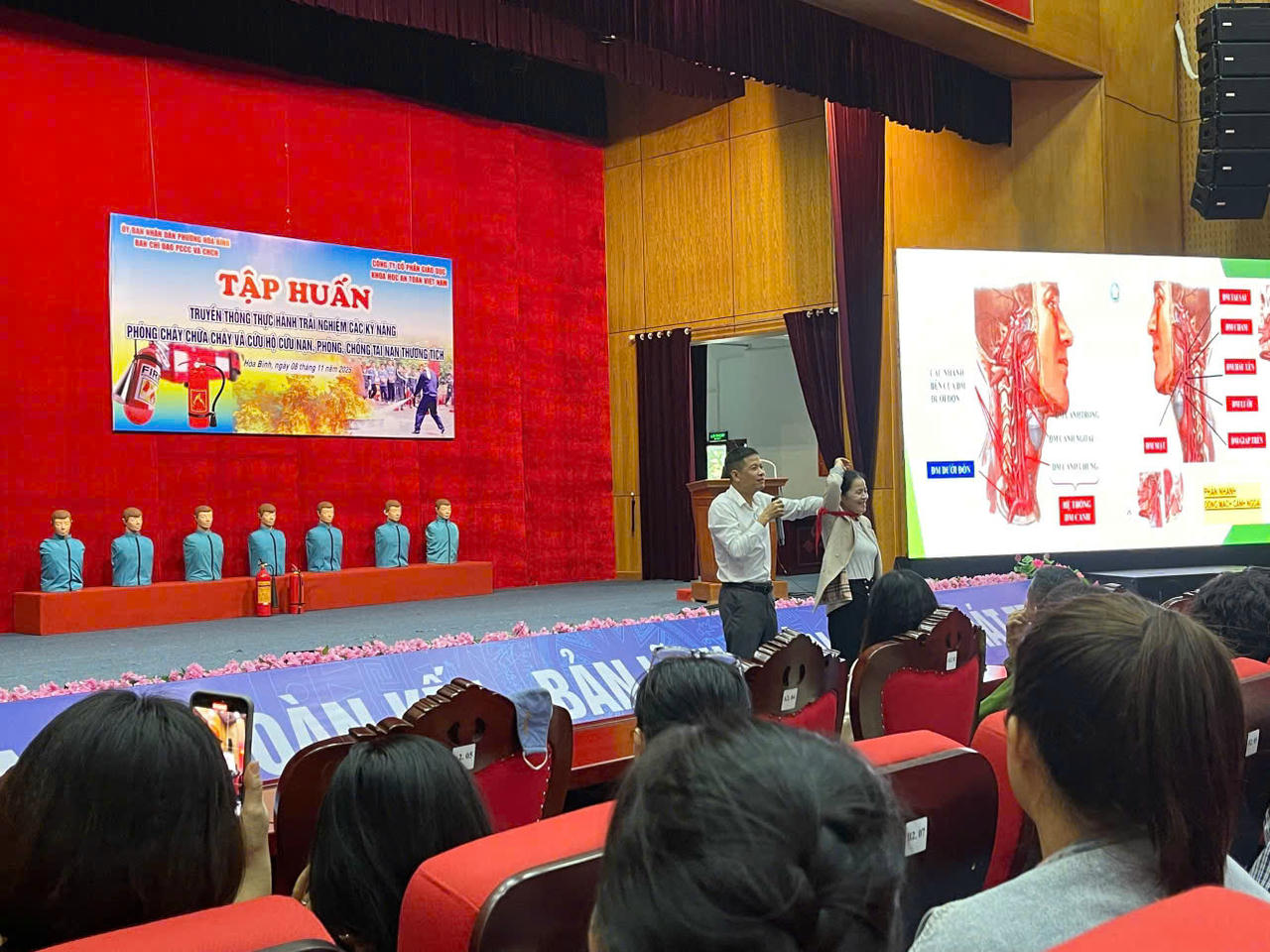 Báo cáo viên hướng dẫn kỹ năng xử lý khi gặp tai nạn thương tích tại phường Hòa Bình - Phú Thọ. (Ảnh: Hoàng Tùng)