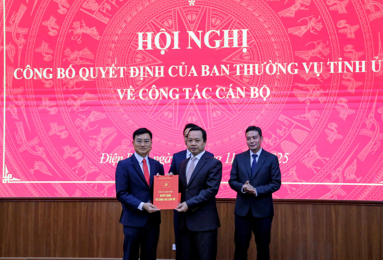 Bí thư Tỉnh ủy Điện Biên trao quyết định cho ông Nguyễn Trường Giang - Quyền Chánh Văn phòng Tỉnh ủy.