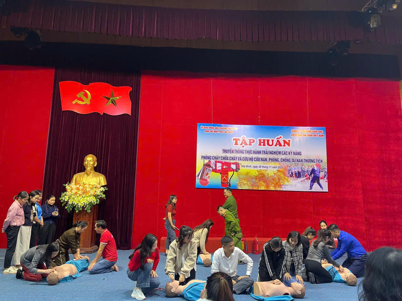 Báo cáo viên hướng dẫn Báo cáo viên hướng dẫn thực hành hồi sức, sơ cấp cứu ban đầu cho nạn nhân tại phường Hòa Bình. (Ảnh: Hoàng Tùng)