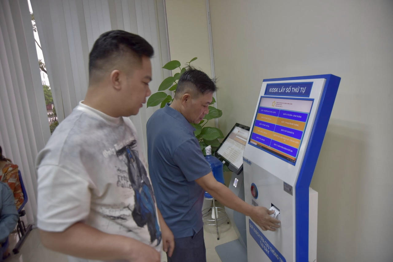 Người dân phường Hải An đến làm thủ tục hành chính. (Ảnh: Hải Anh)