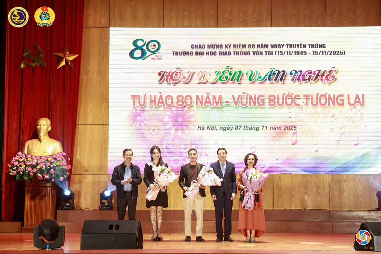 PGS.TS Nguyễn Thanh Chương - Bí thư Đảng ủy, Chủ tịch Hội đồng trường; PGS.TS Nguyễn Văn Hùng - Hiệu trưởng Nhà trường tặng hoa Ban giám khảo.&nbsp;