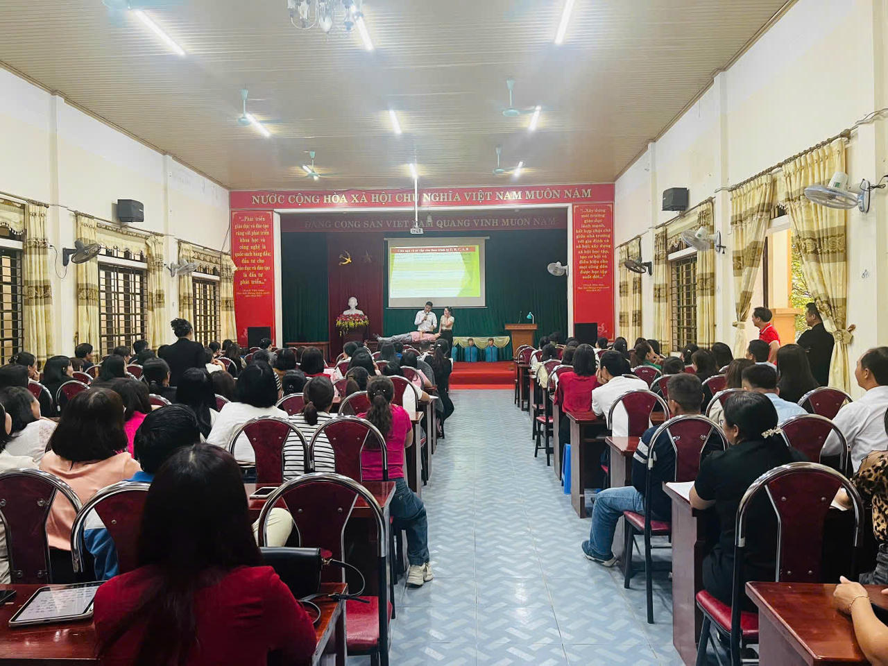 Báo cáo viên của công ty CP GDKH an toàn Việt Nam tuyên truyền phổ biến kiến thức về PCCC&amp;CNCH tại xã Thanh Sơn – tỉnh Phú Thọ. (Ảnh: Hoàng Tùng)