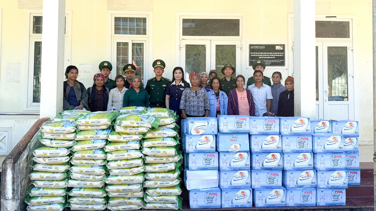 Hỗ trợ lương thực cho bà con vùng lũ.