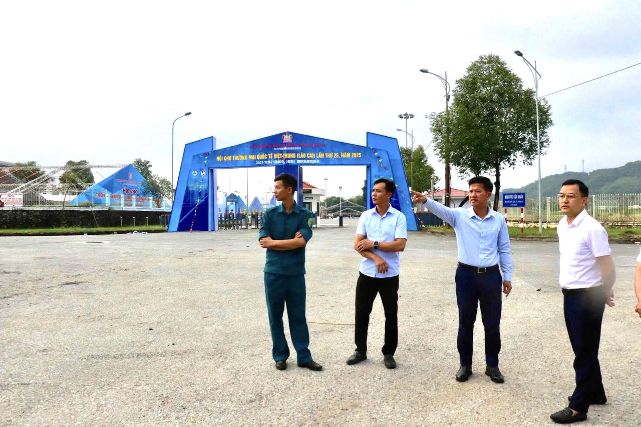 Chủ tịch UBND phường Lào Cai trực tiếp chỉ đạo, nắm bắt tiến độ lắp dựng các gian hàng, khu trưng bày sản phẩm, hệ thống điện chiếu sáng và các điều kiện phục vụ khách tham quan tại&nbsp;khu vực diễn ra Hội chợ Thương mại Quốc tế Việt - Trung