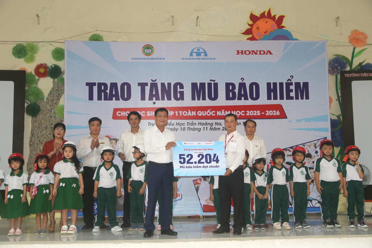 Đại diện Cty Honda Việt Nam trao tặng bảng tượng trưng 52.204 mũ bảo hiểm đạt chuẩn cho TP Cần Thơ