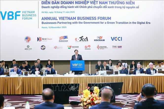 Thủ tướng Phạm Minh Chính phát biểu tại Diễn đàn doanh nghiệp Việt Nam thường niên với chủ đề “Doanh nghiệp đồng hành với Chính phủ chuyển đổi xanh trong kỷ nguyên số”. Ảnh: Dương Giang/TTXVN