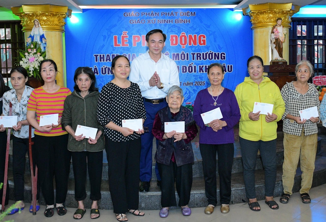 Ông Đặng Anh Tuấn - Phó trưởng Ban Tuyên giáo và Dân vận Tỉnh ủy Ninh Bình trao quà cho các gia đình có hoàn cảnh khó khăn. (Ảnh: Xuân Thu)