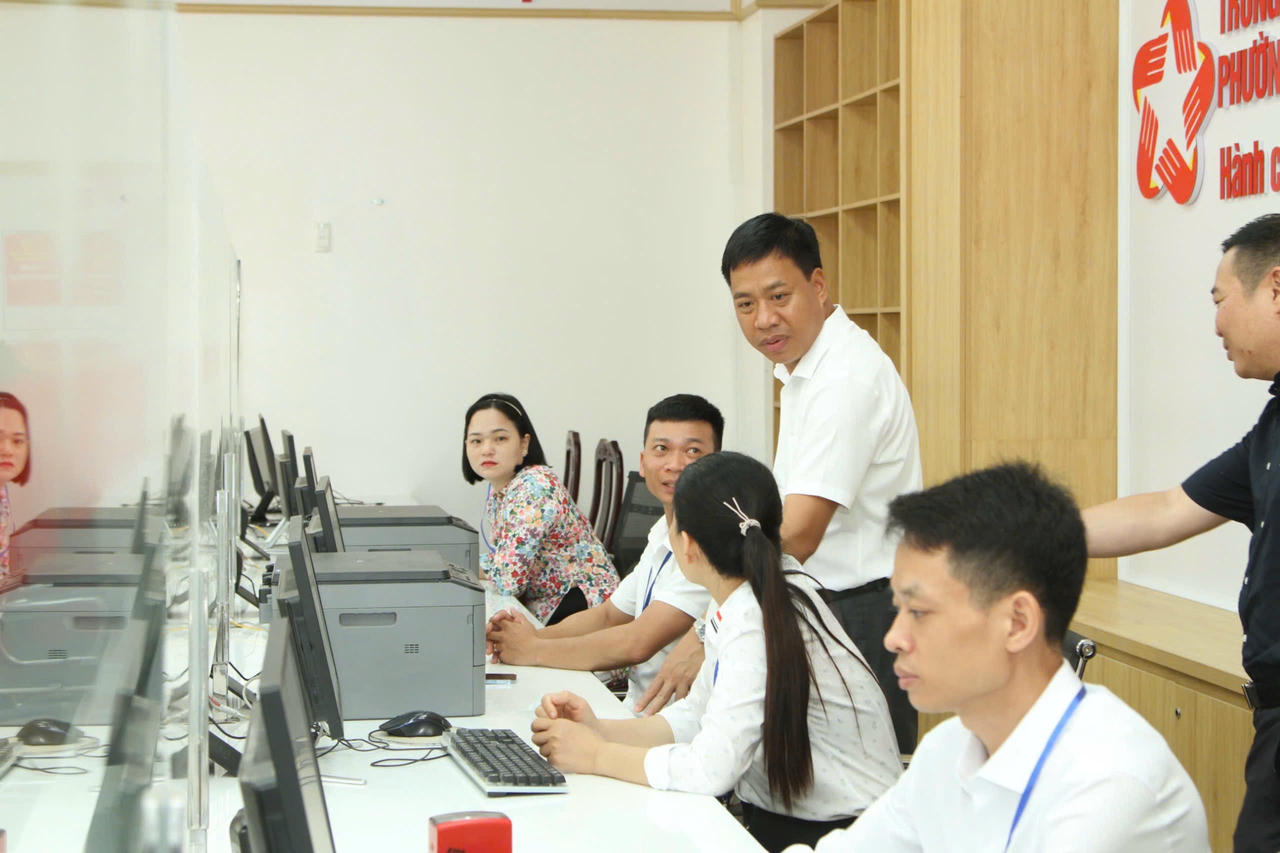 Chủ tịch UBND phường An Phong Lâm Văn Đạt cùng các cán bộ Trung tâm hành chính công phường.&nbsp;(Ảnh: Hải Anh)