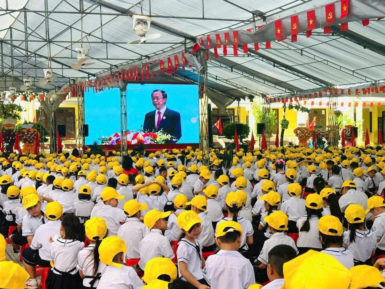 Học sinh Trường Tiểu học số 2 Bắc Lý (tỉnh Quảng Trị) dự lễ khai giảng năm học mới và lắng nghe phát biểu của Thứ trưởng Bộ Giáo dục và Đào tạo qua màn hình trực tuyến.