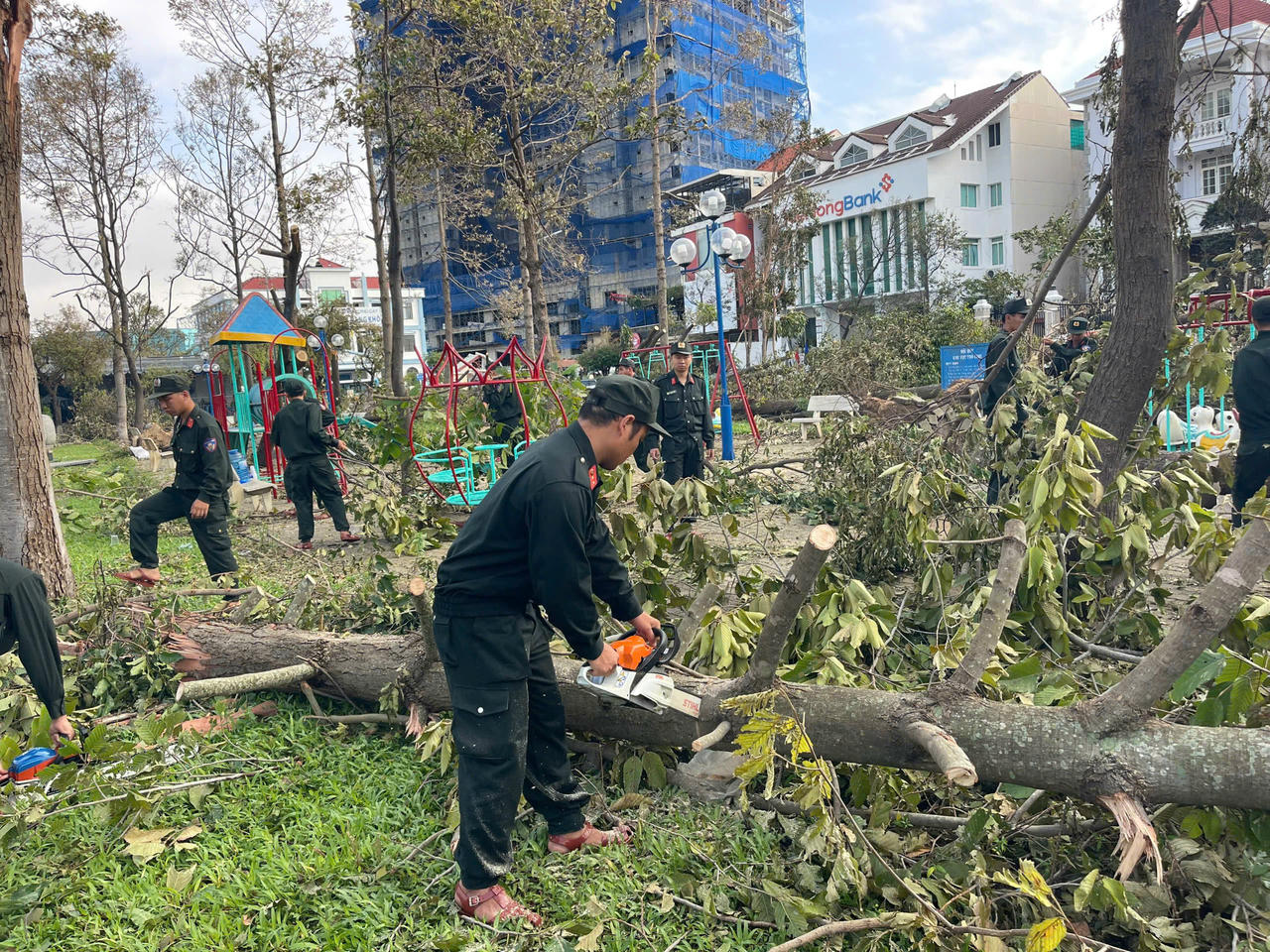 Các chiến sĩ CSCĐ khẩn trương khảo sát hiện trường để lên phương án dọn dẹp