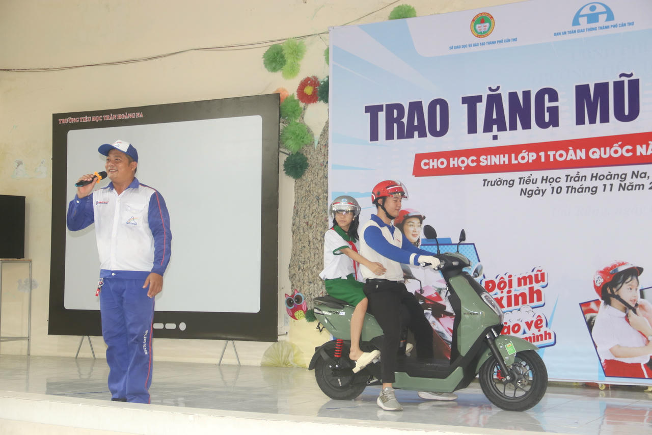 Hướng dẫn học sinh tư thế ngồi xe an toàn khi phụ huynh đưa đón đi học