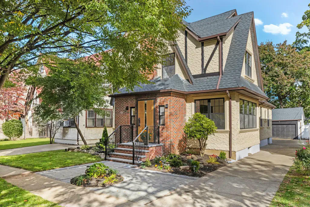 Căn nhà thời thơ ấu của Tổng thống Trump được rao bán 2,3 triệu USD
