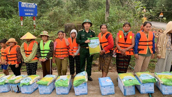 "Màu quân hàm xanh" giúp người dân vùng núi Quảng Trị thêm ấm lòng sau mưa bão