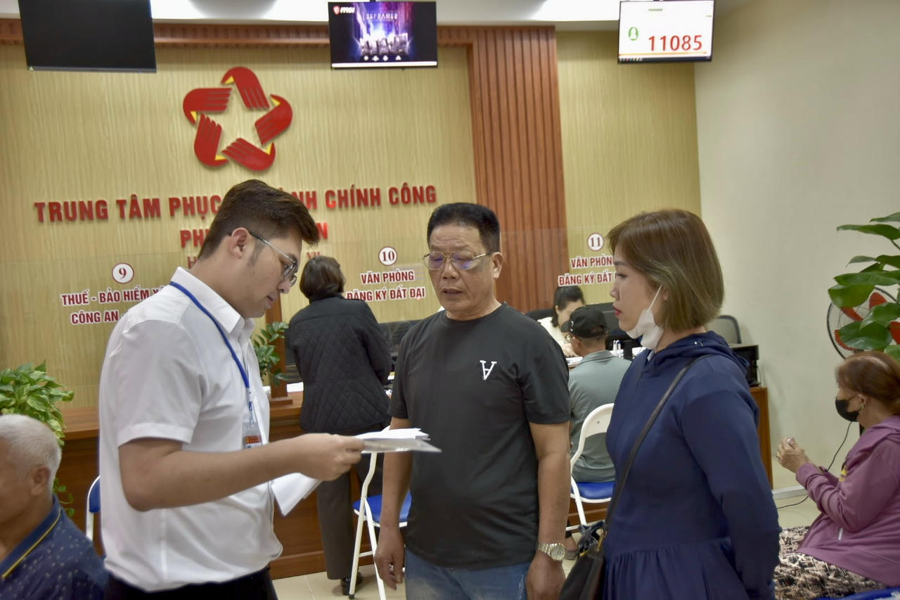 Cán bộ phường Hải An hướng dẫn người dân làm thủ tục. (Ảnh: Hải Anh)