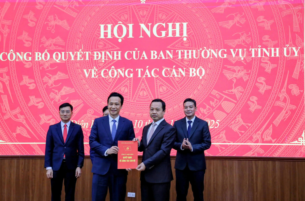 Bí thư Tỉnh ủy Điện Biên, Trần Tiến Dũng trao quyết định cho ông Lê Khánh Hoà - Phó Bí thư (chuyên trách) Đảng ủy UBND tỉnh Điện Biên.