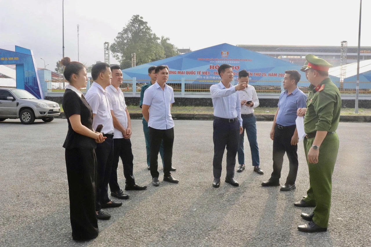 Ông Nguyễn Văn Nhất Chủ tịch UBND phường Lào Cai cùng đoàn đã đi kiểm tra thực tế công tác chuẩn bị cho Festival Sông Hồng năm 2025.