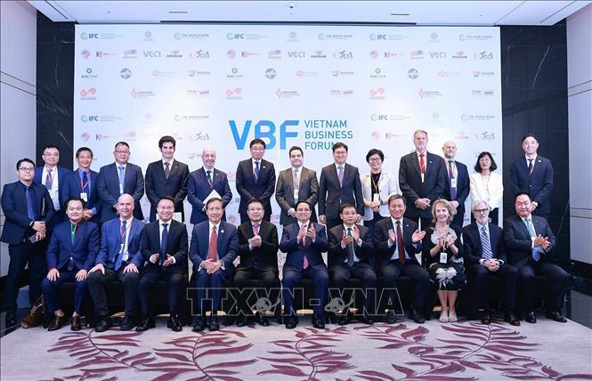 Thủ tướng Phạm Minh Chính với các đại biểu tham dự Diễn đàn doanh nghiệp Việt Nam thường niên. Ảnh: Dương Giang/TTXVN