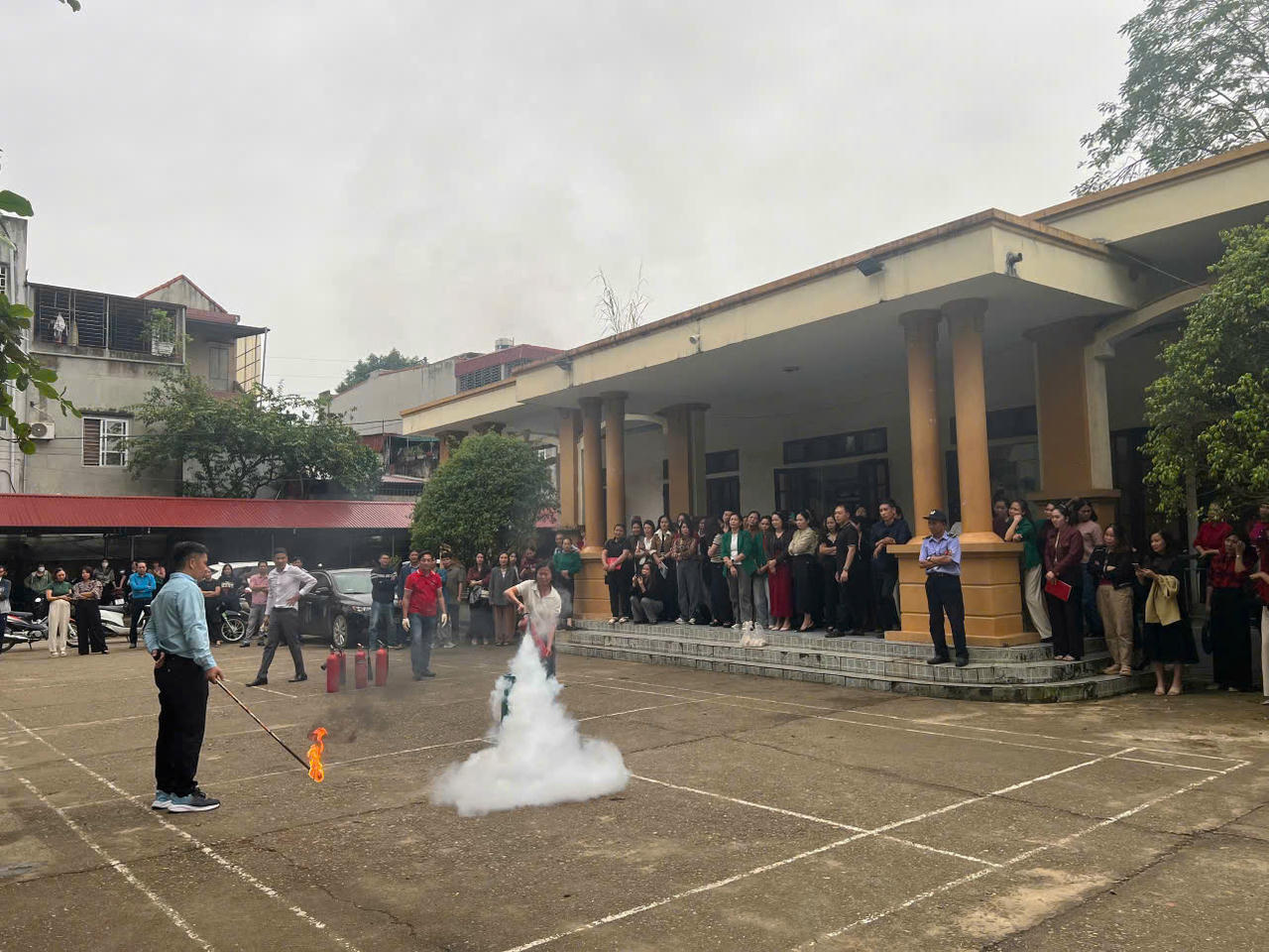 Thực hành kỹ năng sử dụng bình chữa cháy xách tay dập tắt đám cháy tại xã Thanh Sơn. (Ảnh: Hoàng Tùng)