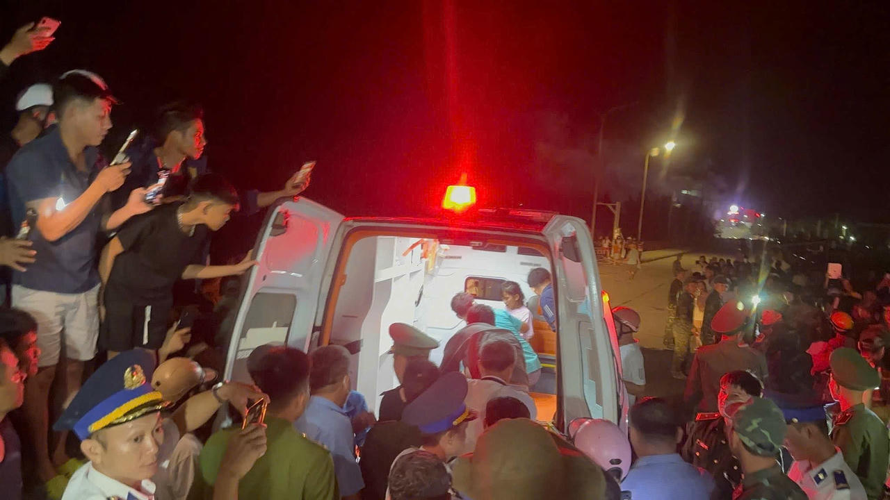 Người dân đặc khu Lý Sơn vỡ òa cảm xúc, chào đón những người con của đảo "về nhà" sau nhiều giờ lênh đênh trên biển. 