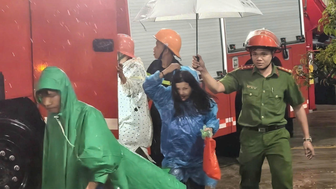 Lực lượng chức năng khẩn trương đưa người dân đến nơi an toàn